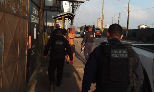 Homem é preso por invadir e furtar loja no Centro de Volta Redonda